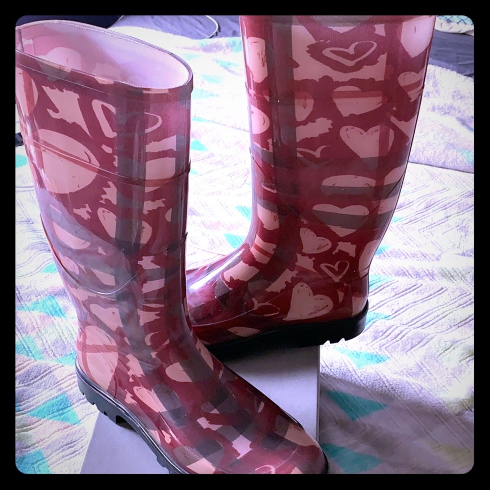 🤑SOLD🤑BURBERRY Rain Boots with Hearts - Picture 1 of 6